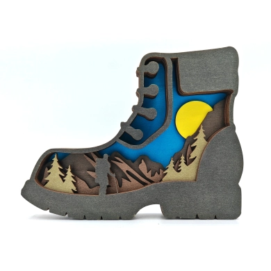 Sculpture botte de randonnée en bois