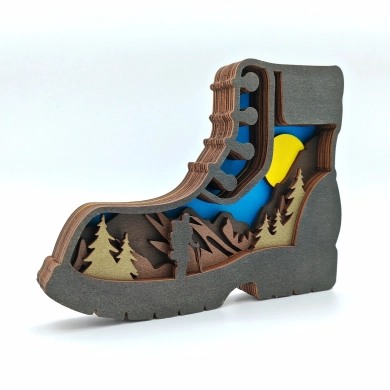 Sculpture botte de randonnée en bois