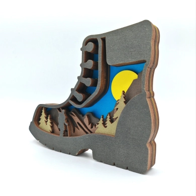 Sculpture botte de randonnée en bois