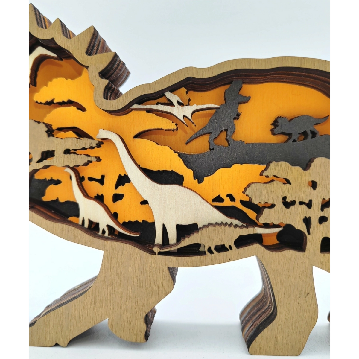Sculpture dinosaure tricératops en bois
