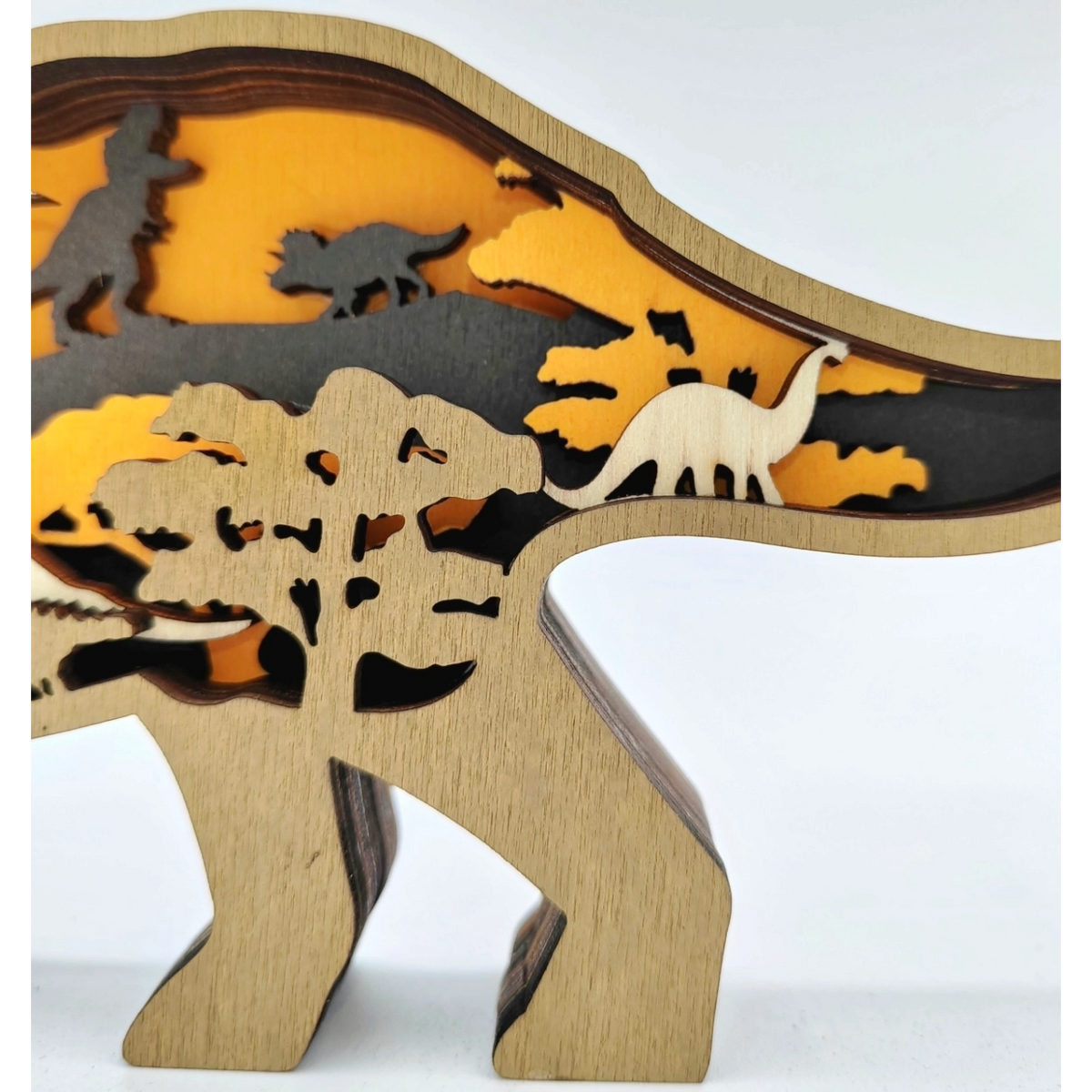 Sculpture dinosaure tricératops en bois