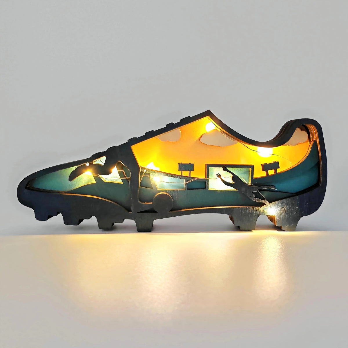Sculpture chaussure de football en bois