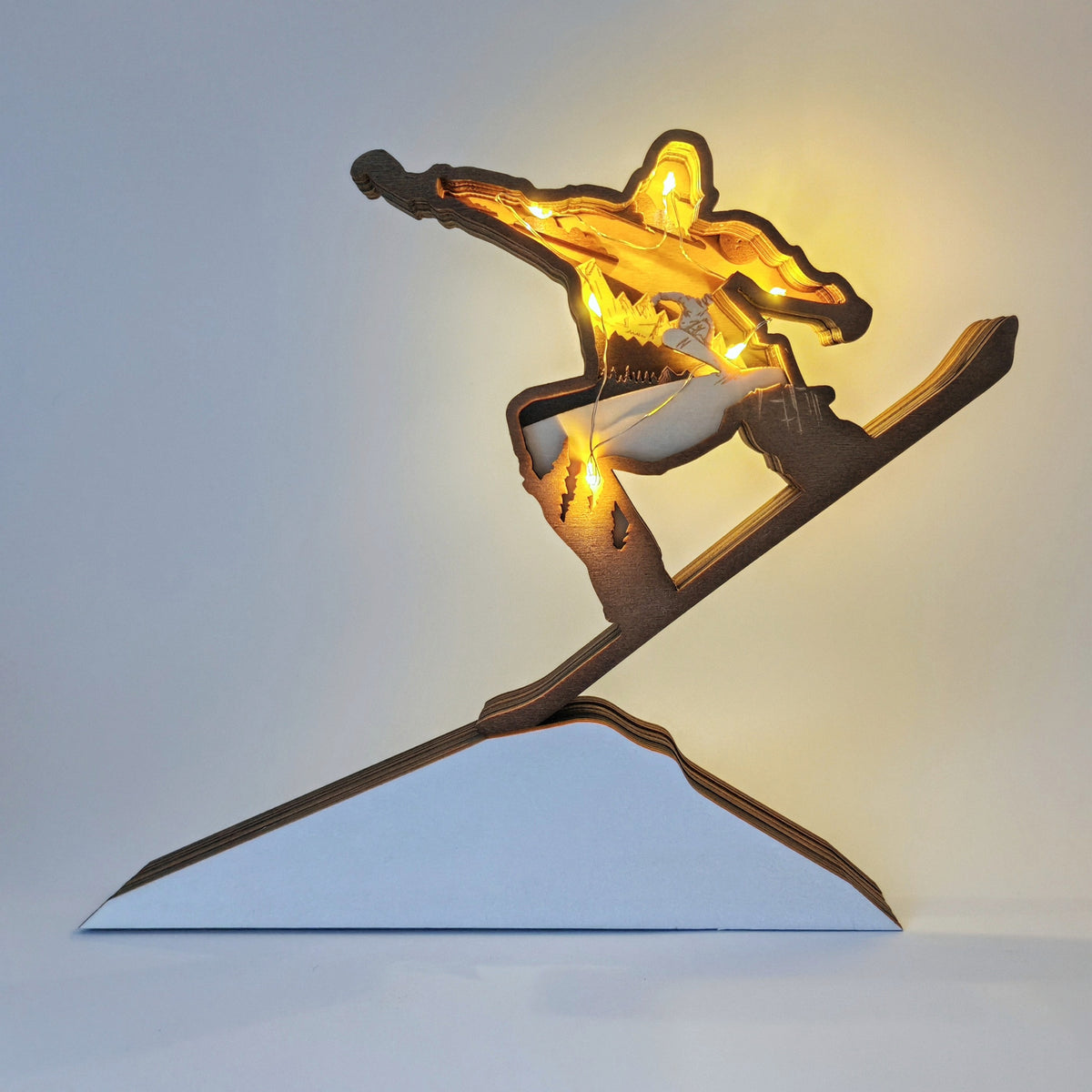 Sculpture snowboarder en bois